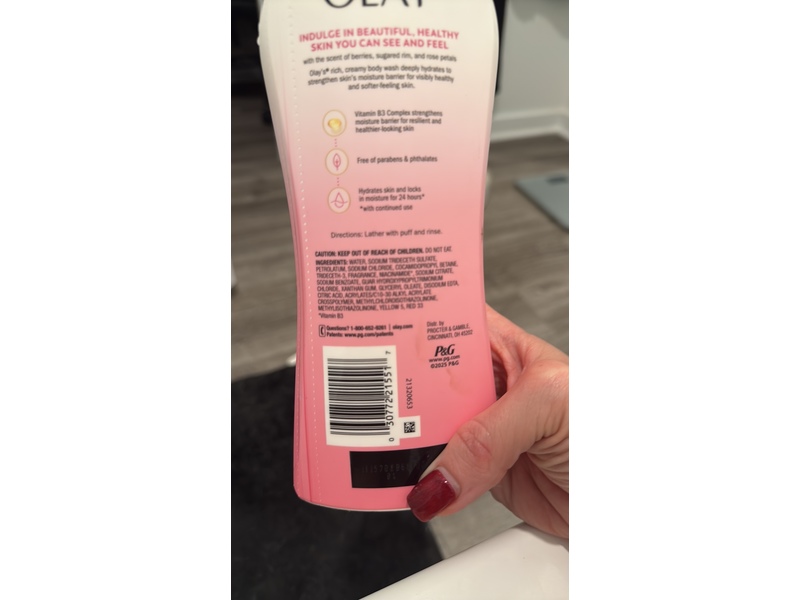 Olay Moisturizing Body Wash, Champagne Blush, 22 oz/650 mL