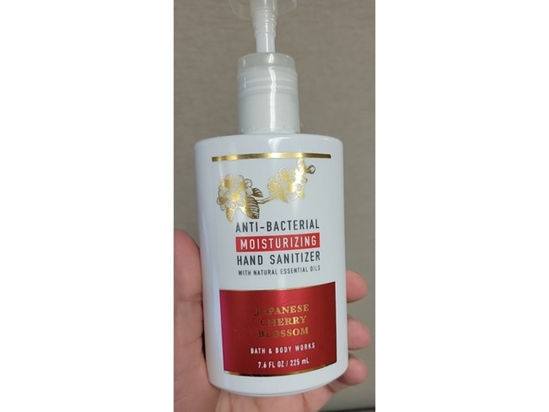 Bath & Body Works Anti Bacterial Moisturizing Hand Sanitizer, Japanese Cherry Blossom, 7.6 fl oz/225 mL