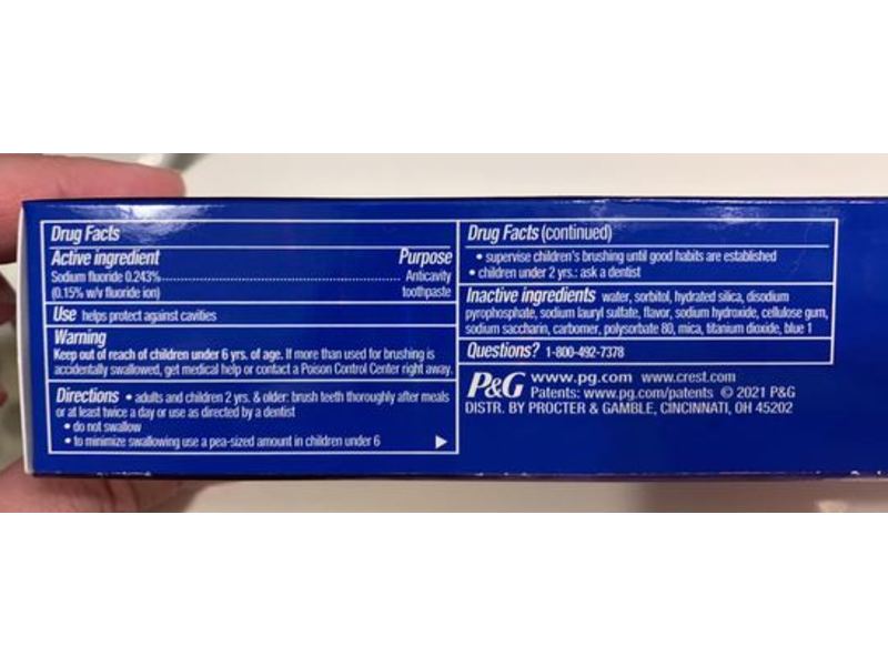 Crest 3D White Fluoride Anticavity Toothpaste, Radiant Mint, 3.8 oz/107 g