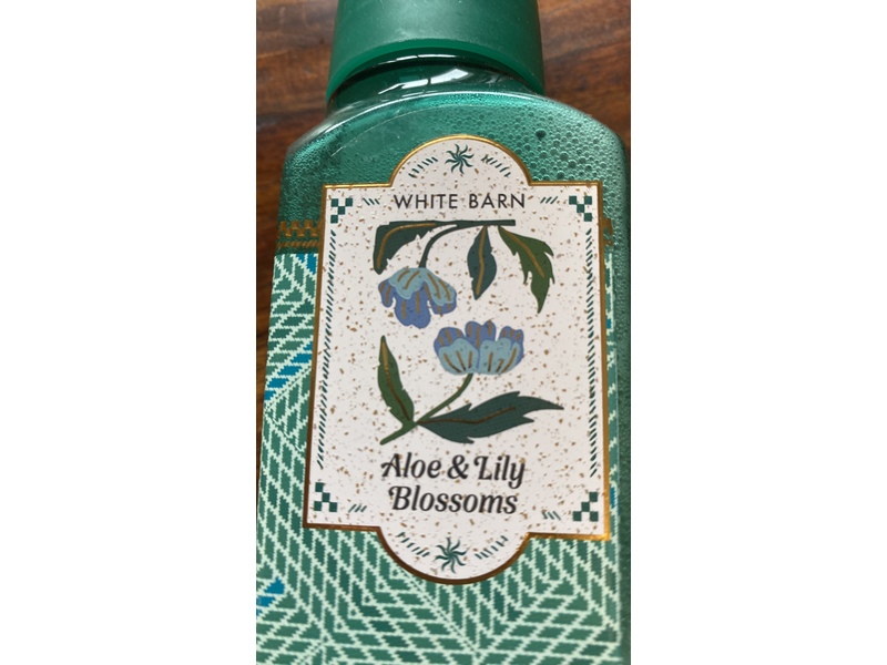 Bath & Body Works Gentle & Clean Foaming Hand Soap, White Barn, Aloe & Lily Blossoms, 8.75 fl oz