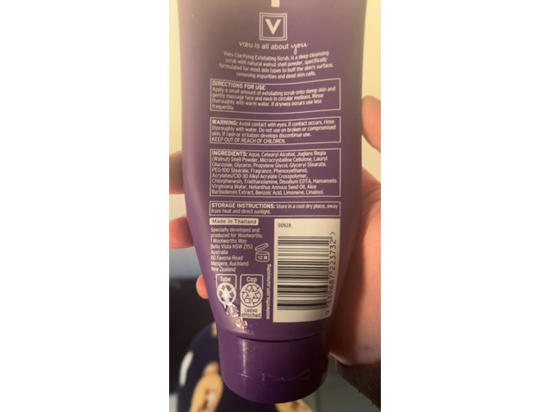 Voeu Clarifying Exfoliating Scrub, Walnut Shell, 150 mL