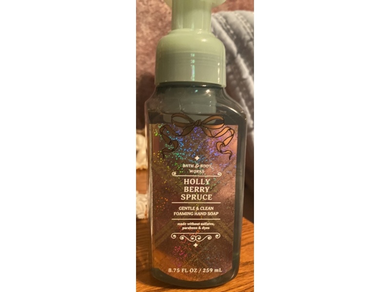 Bath & Body Works Gentle Foaming Hand Soap, Holly Berry Spruce, 8.75 fl oz/259 mL