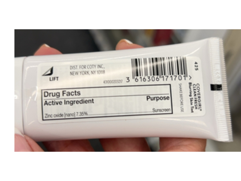 Covergirl Blurring Skin Tint, 425 Light Medium Warm, SPF 30, 1 fl oz/30 mL