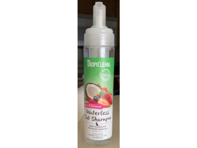 Tropiclean Waterless Cat Shampoo, Berry & Coconut, 7.4 fl oz/220 mL