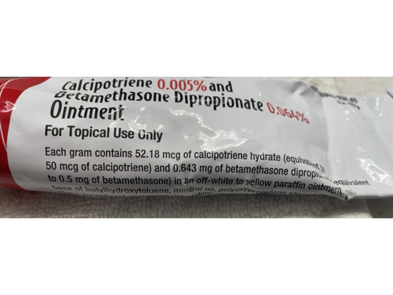 Calcipotriene 0.005% and Betamethasone Dipropionate 0.064% Ointment, Prasco, (Rx)