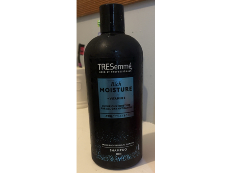 Tresemme Rich Moisture Shampoo, Vitamin E, 680 mL