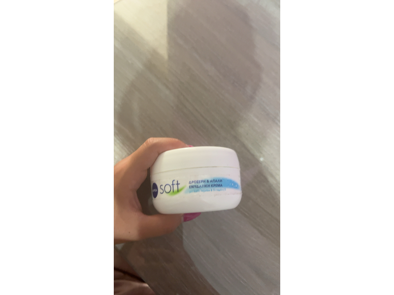 Nivea Soft Refreshingly Soft Moisturizing Cream with Jojoba Oil and Vitamin E, 200 mL