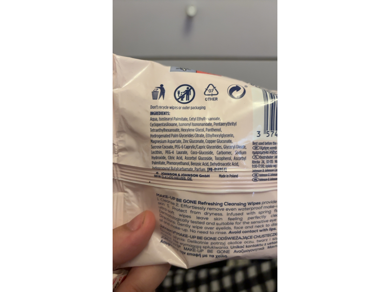 Johnson's Face Care Daily Essentials Refreshing Facial Cleansing Wipes, 25 Wipes