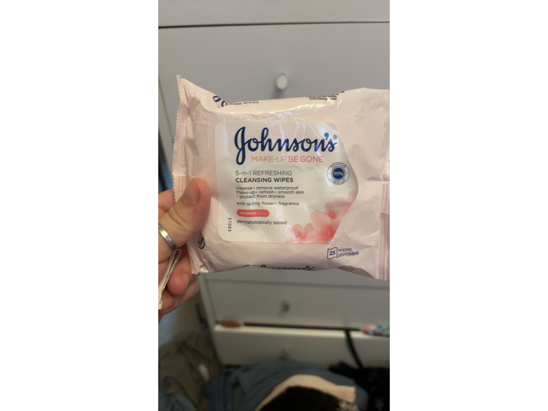 Johnson's Face Care Daily Essentials Refreshing Facial Cleansing Wipes, 25 Wipes