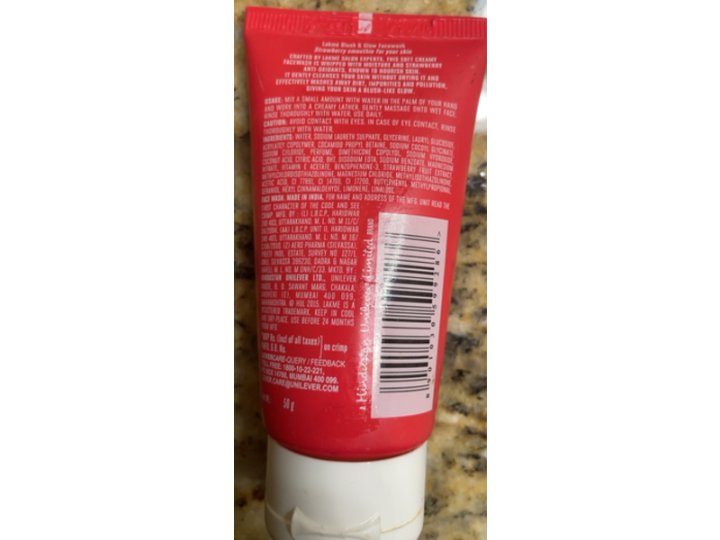 Lakme Blush & Glow Strawberry Creme Facewash, 50 g