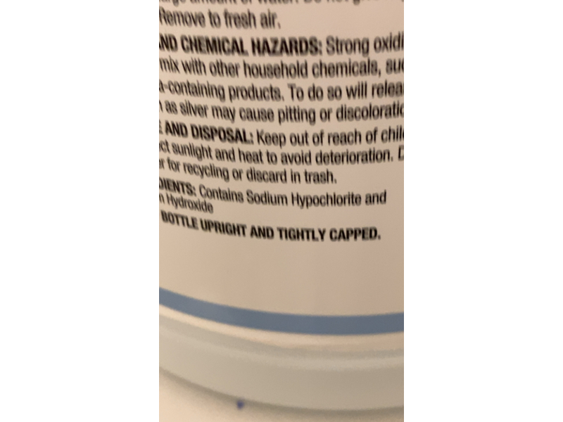 Wegmans Low-Splash Concentrated Bleach, Regular Scent, 121 fl oz/3.57 L