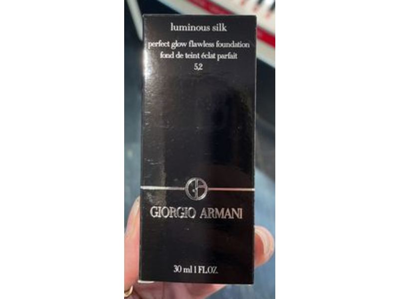 Giorgio Armani Luminous Silk Perfect Glow Flawless Foundation, 5.2 Light To Medium Peach, 1 fl oz/30 mL