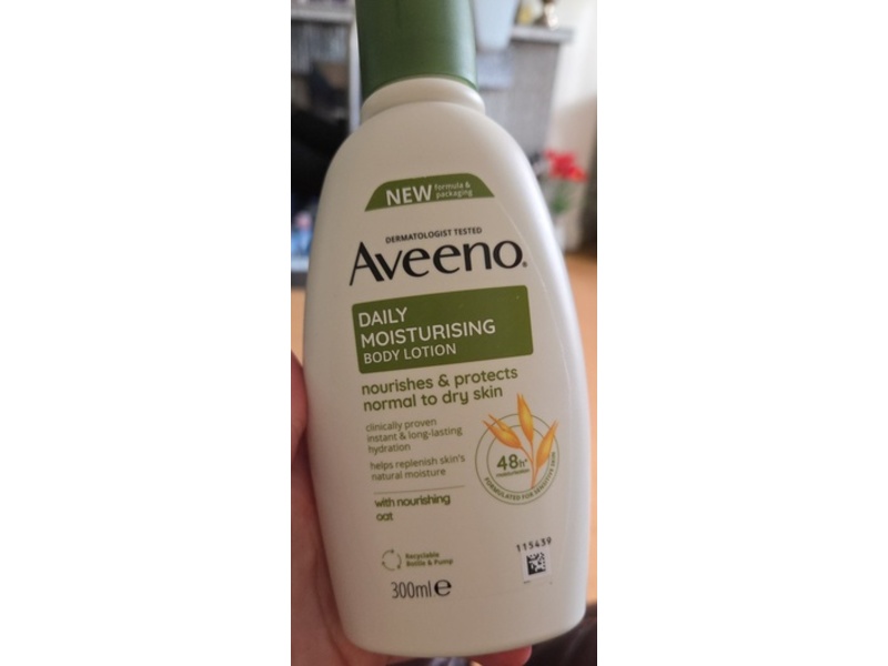 Aveeno Daily Moisturising Body Lotion, Nourishing Oat, 300 mL