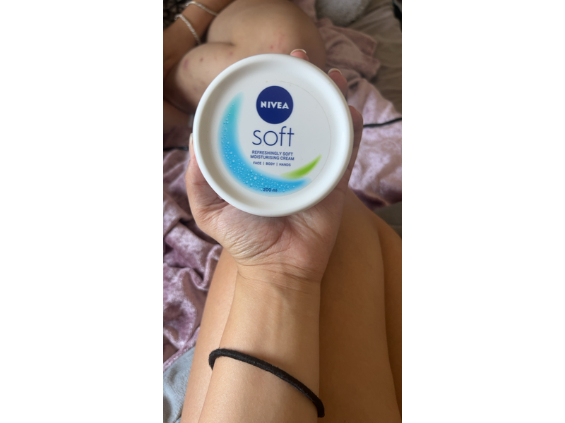 Nivea Soft Refreshingly Soft Moisturizing Cream with Jojoba Oil and Vitamin E, 200 mL