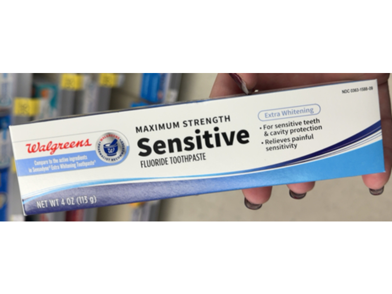 Walgreens Maximum Strength Sensitive Fluoride Toothpaste, Extra Whitening, 4 oz/113 g
