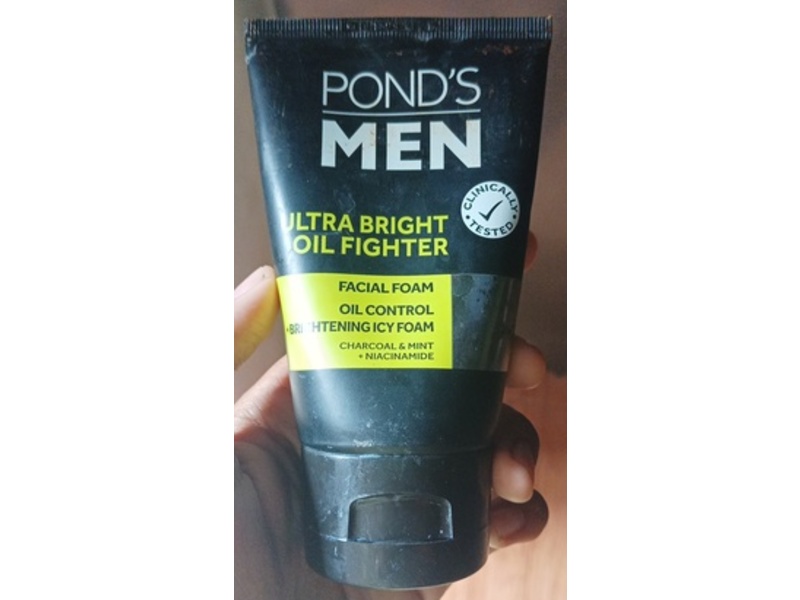 Pond's Men Ultra Bright Oil Fighter Facial Foam, Charcoal & Mint + Niacinamide, 100 g