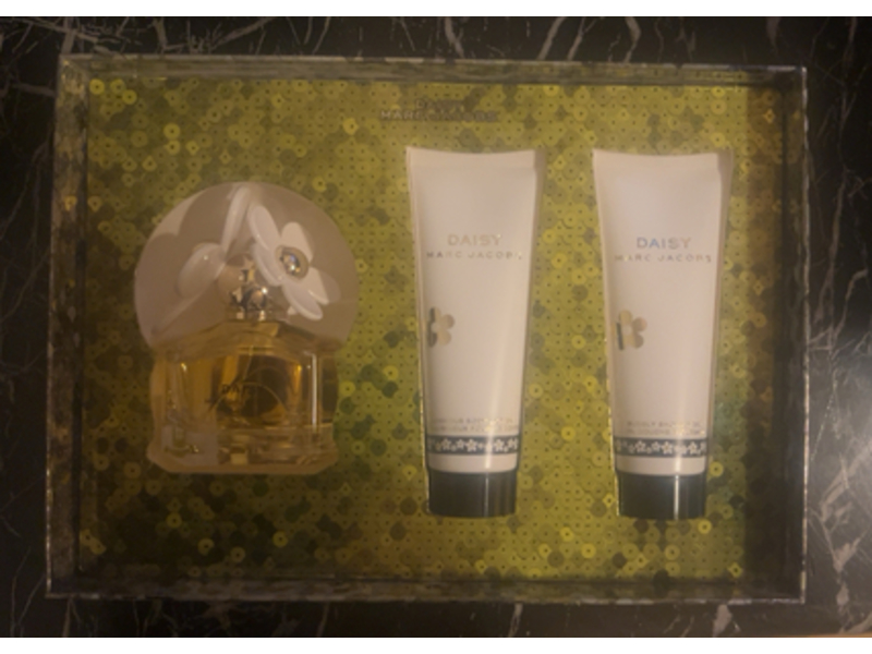 Marc Jacobs Daisy Eau De Toilette Spray + Luminous Body Lotion + Bubbly Shower Gel Set