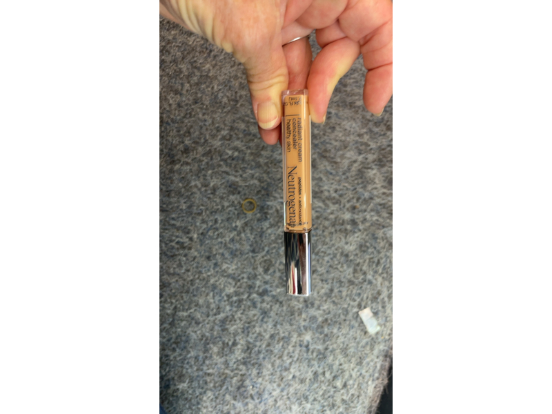 Neutrogena Healthy Skin Radiant Brightening Cream Concealer, Almond Medium 02, 0.24 oz/7.1 mL