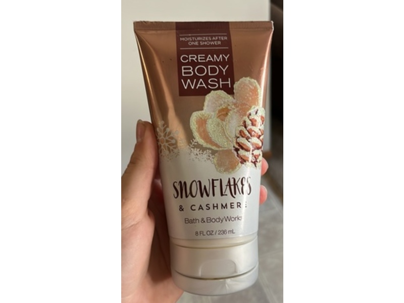 Bath & Body Works Creamy Body Wash, Snowflakes & Cashmers, 8 fl oz/236 mL