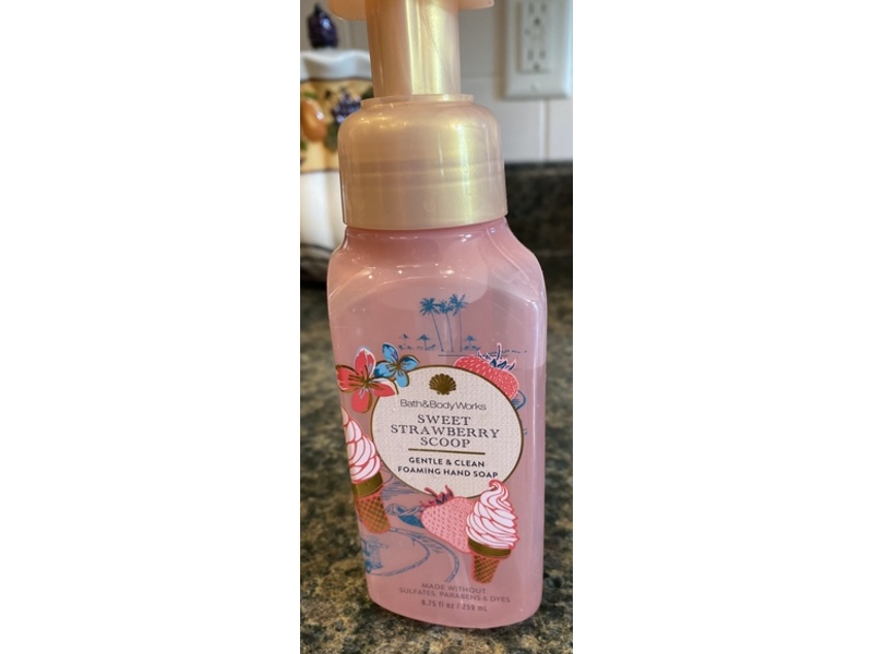 Bath & Body Works Gentle & Clean Foaming Hand Soap, Sweet Strawberry Scoop, 8.75 fl oz /259 mL