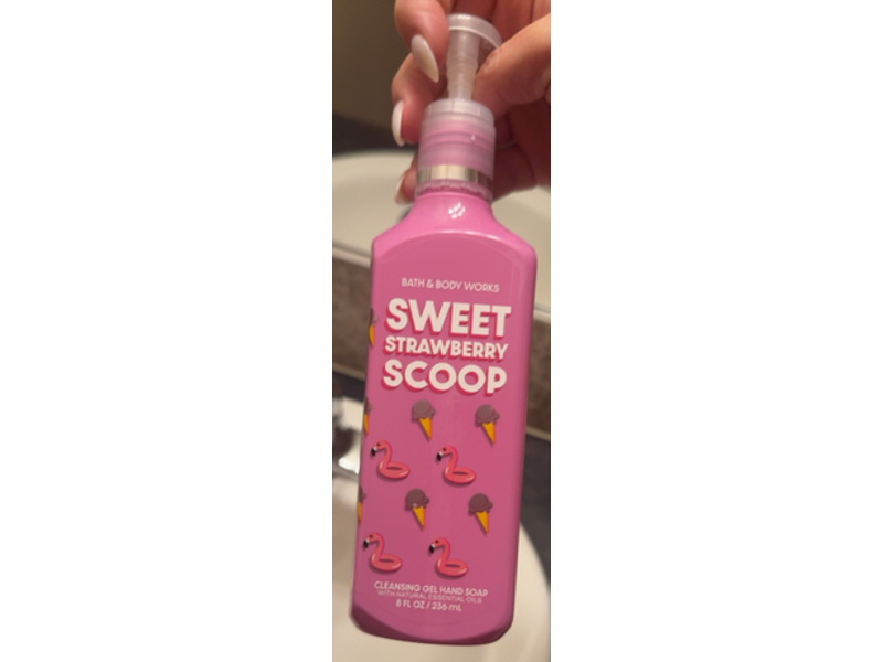 Bath & Body Works Cleansing Gel Hand Soap, Sweet Strawberry Scoop, 8 fl oz/236 mL