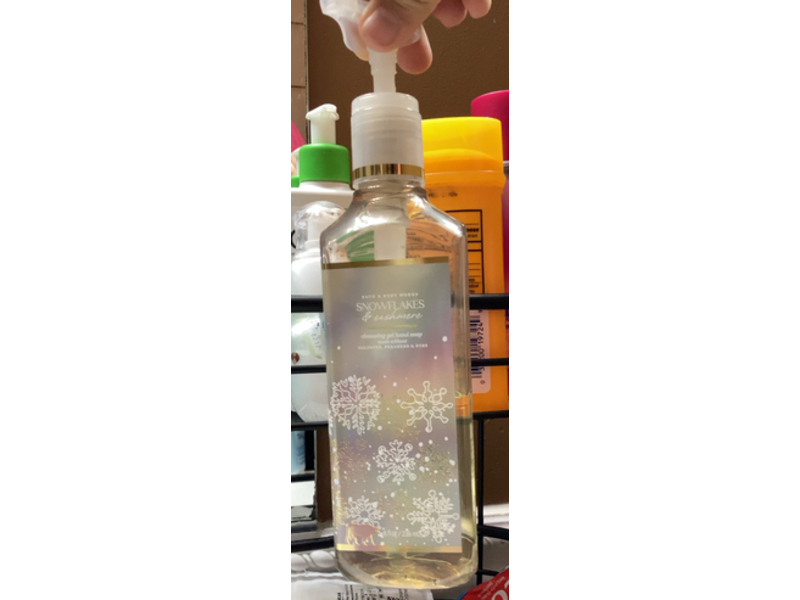 Bath & Body Works Cleansing Gel Hand Soap, Snowflakes & Cashmere, 8 fl oz/236 mL