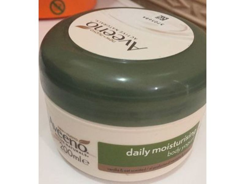 Aveeno Daily Moisturizing Body Yogurt, Vanilla,& Oat Scented, 200 mL