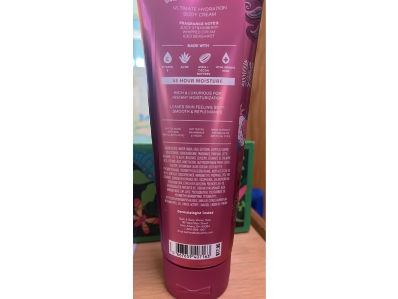 Bath & Body Works Strawberry Snowflakes Ultimate Hydration Body Cream, Shea Butter + Hyaluronic Acid, 8 oz/226 g, 2 Pack