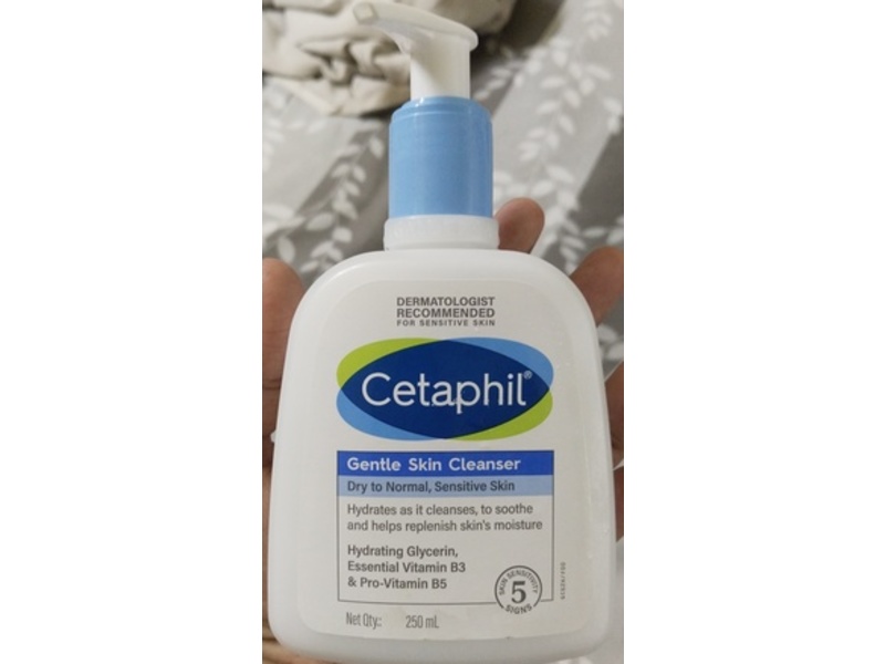 Cetaphil Gentle Skin Cleanser, Hydrating Glycerin Essential Vitamin B3 & Pro-vitamin B5, 250 mL