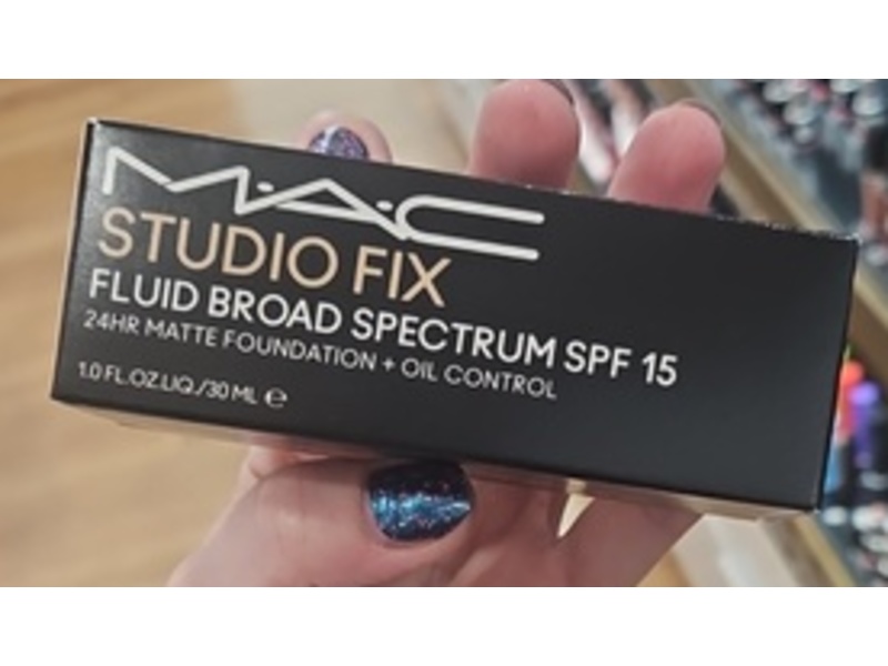 M.A.C Studio Fix Matte Foundation + Oil Control, SPF 15, NW5, 1 fl oz/30 mL