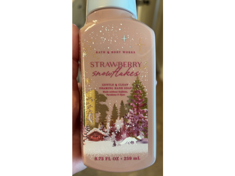 Bath & Body Works Gentle & Clean Foaming Hand Soap, Strawberry Snowflakes, 8.75 fl oz/259 mL