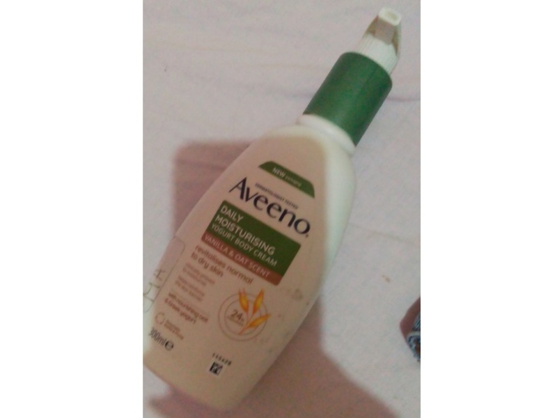 Aveeno Daily Moisturising Yoghurt Body Cream, Vanilla & Oat Scent, 300 mL