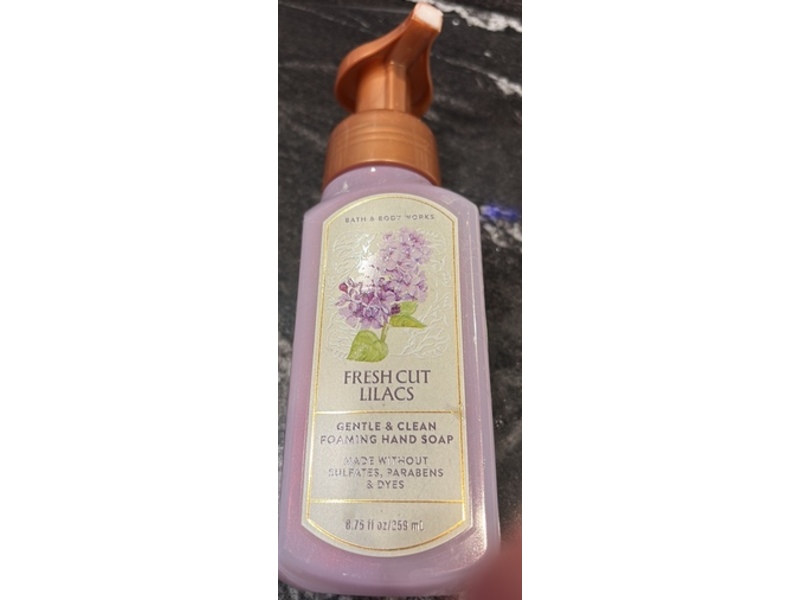 Bath & Body Works Gentle & Clean Foaming Hand Soap, Fresh Cut Lilacs, 8.75 fl oz/259 mL.