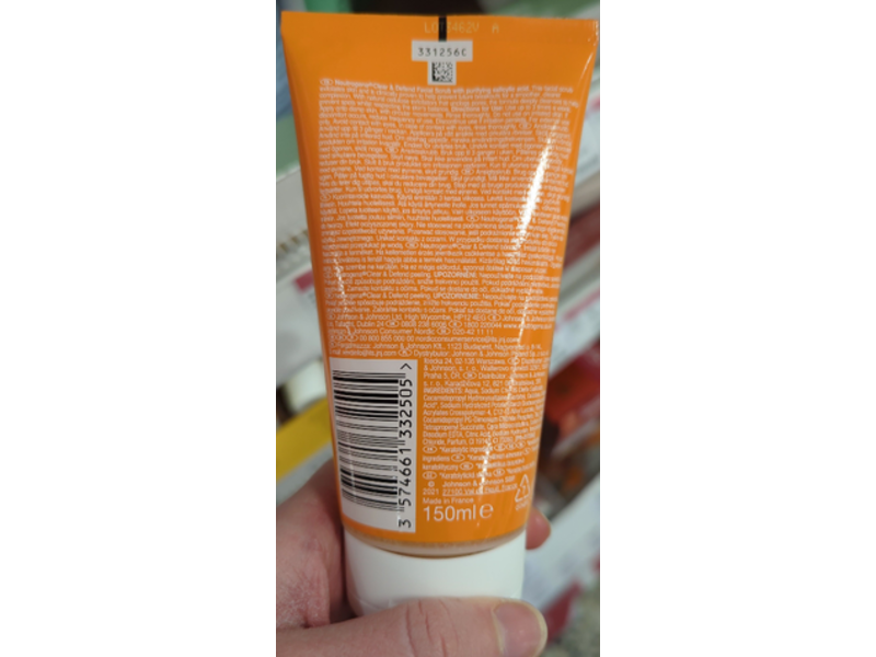 Neutrogena Clear & Defend Facial Scrub, 150 mL