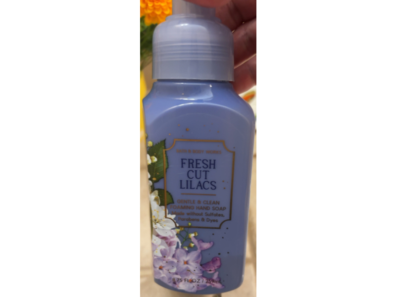 Bath & Body Works Gentle & Clean Foaming Hand Soap, Fresh Cut Lilacs, 8.75 fl oz/259 mL