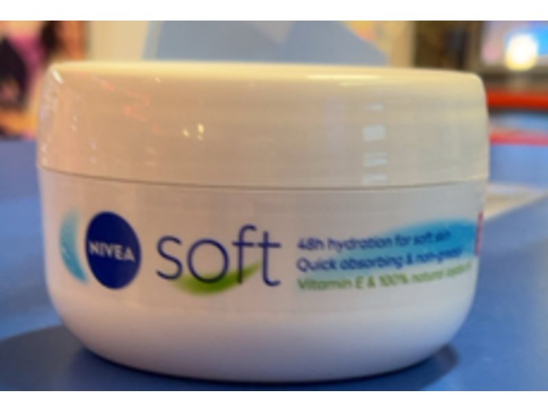 Nivea Refreshingly Soft Moisturizing Cream, Vitamin E & Jojoba Oil, 200 mL
