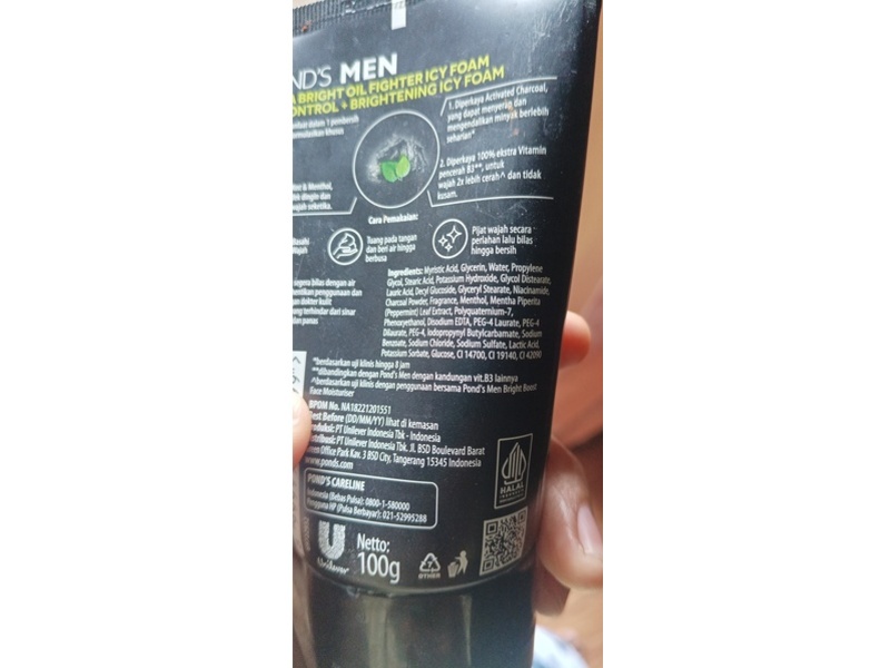 Pond's Men Ultra Bright Oil Fighter Facial Foam, Charcoal & Mint + Niacinamide, 100 g