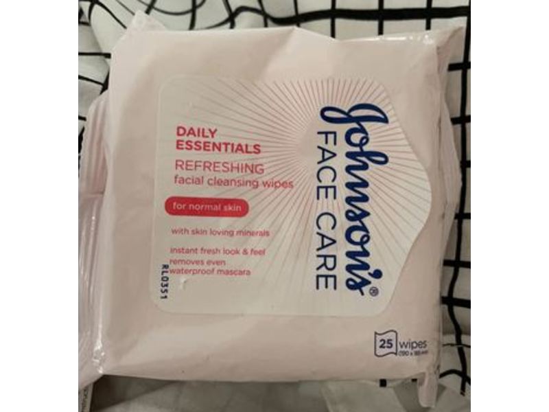 Johnson's Face Care Daily Essentials Refreshing Facial Cleansing Wipes, 25 Wipes