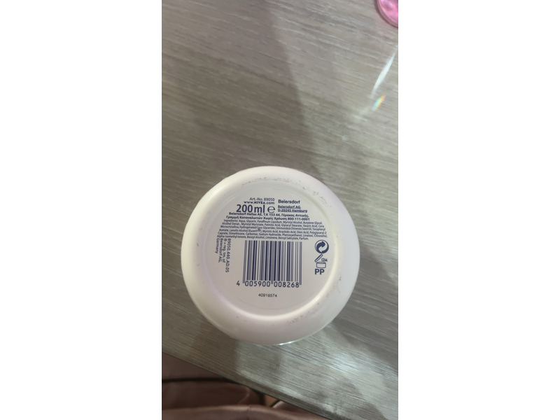 Nivea Soft Refreshingly Soft Moisturizing Cream with Jojoba Oil and Vitamin E, 200 mL