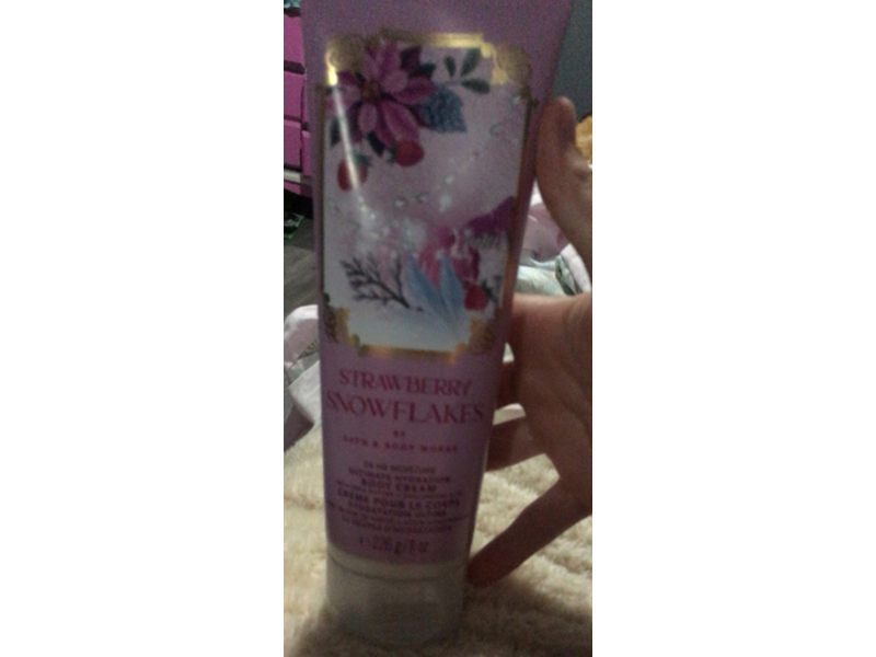 Bath & Body Works Ultimate Hydration Body Cream, Strawberry Snowflakes, 8 oz/226 g