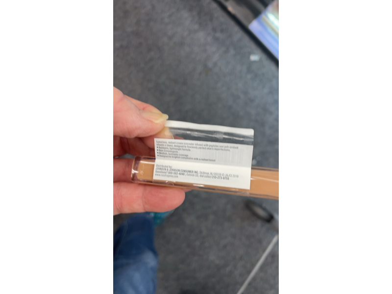 Neutrogena Healthy Skin Radiant Brightening Cream Concealer, Almond Medium 02, 0.24 oz/7.1 mL