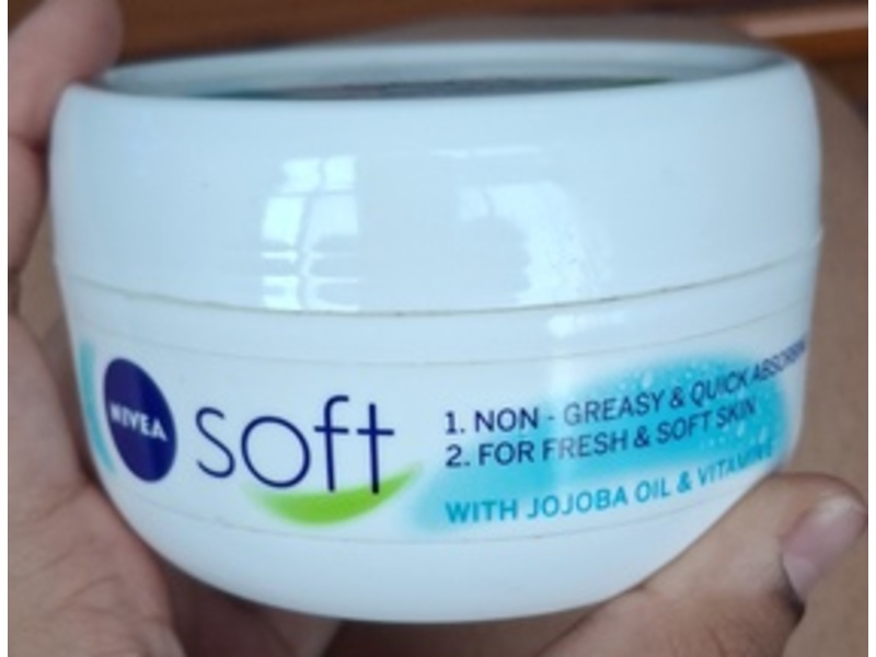 Nivea Soft Light Moisturizing Cream, 300 mL