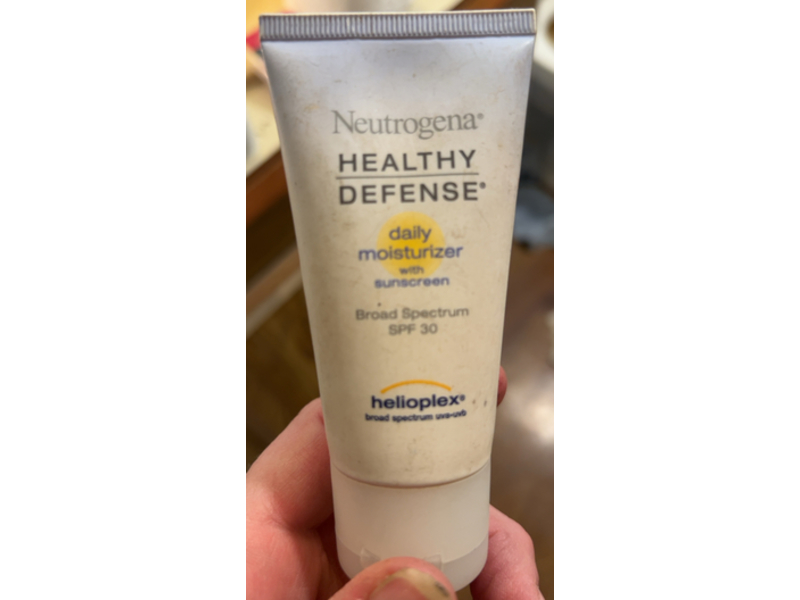 Neutrogena Healthy Defense Daily Moisturizer Sunscreen, SPF 30, 1.7 fl oz / 50 mL