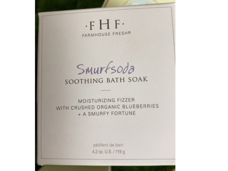 Farmhouse Fresh Smurfsoda Soothing Bath Soak Moisturizing Fizzer, Organic Blueberries + Smurfy Fortune, 4.2 oz/119 g