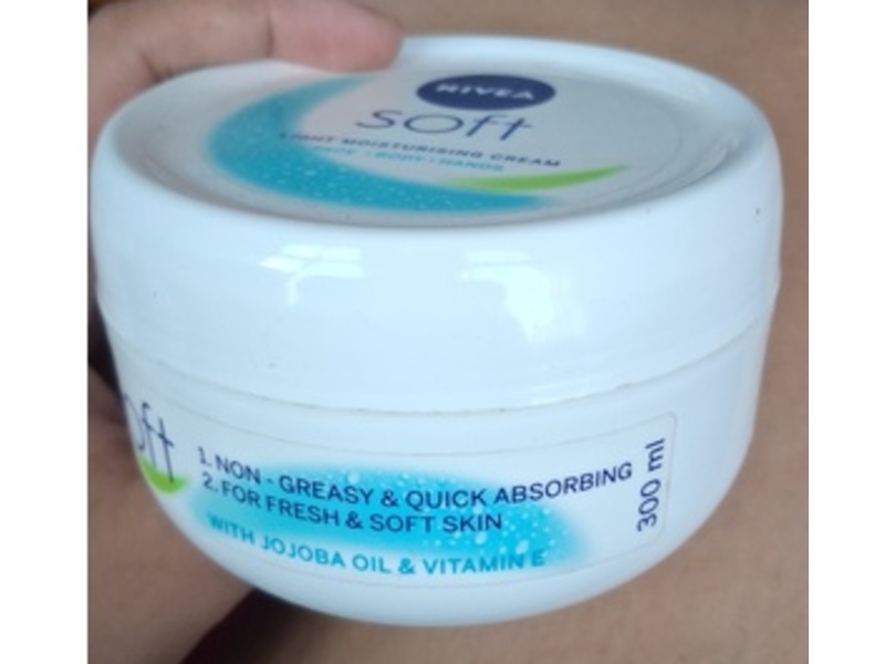 Nivea Soft Light Moisturizing Cream, 300 mL