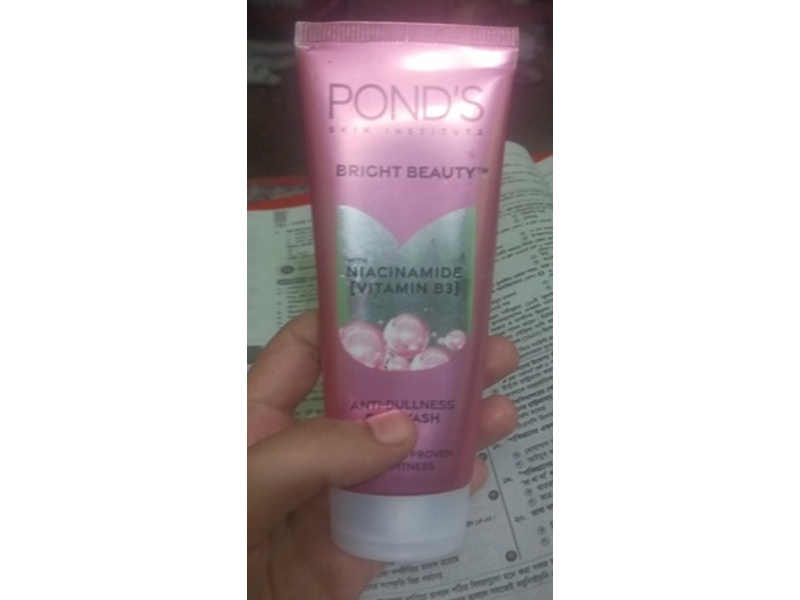 Pond's Bright Beauty Anti Dullness Facewash, Vitamin 3, 100 g