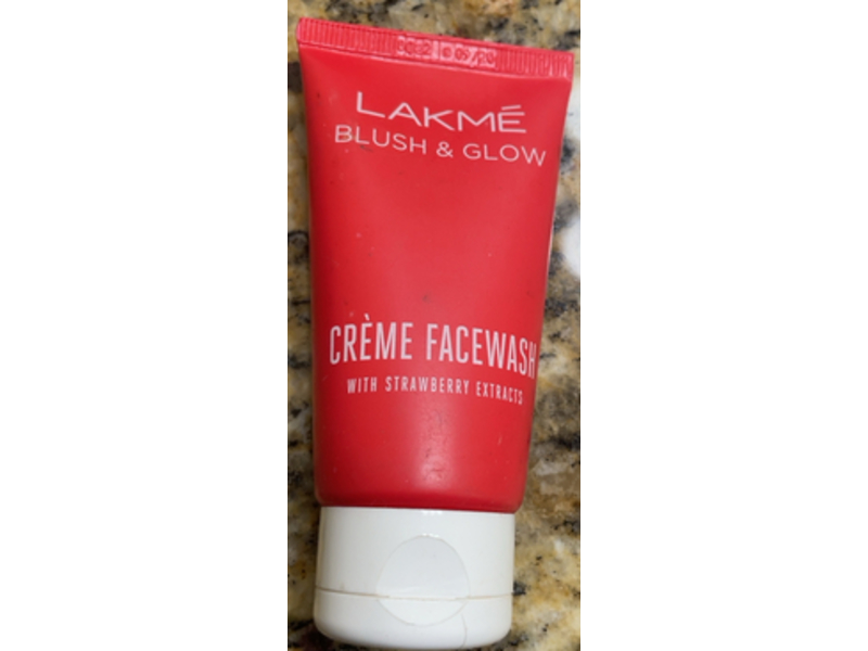 Lakme Blush & Glow Strawberry Creme Facewash, 50 g