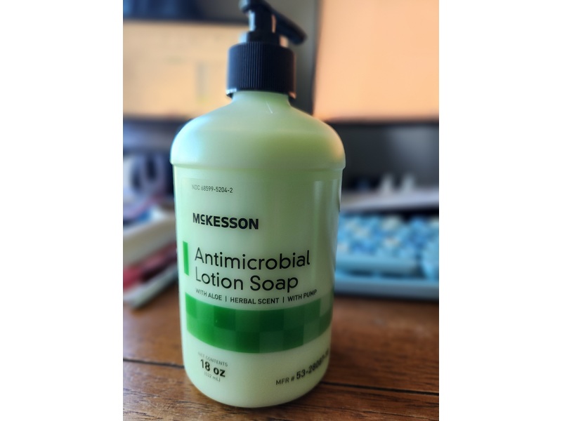McKesson Antimicrobial Lotion Soap with Aloe, 18 oz|532 mL