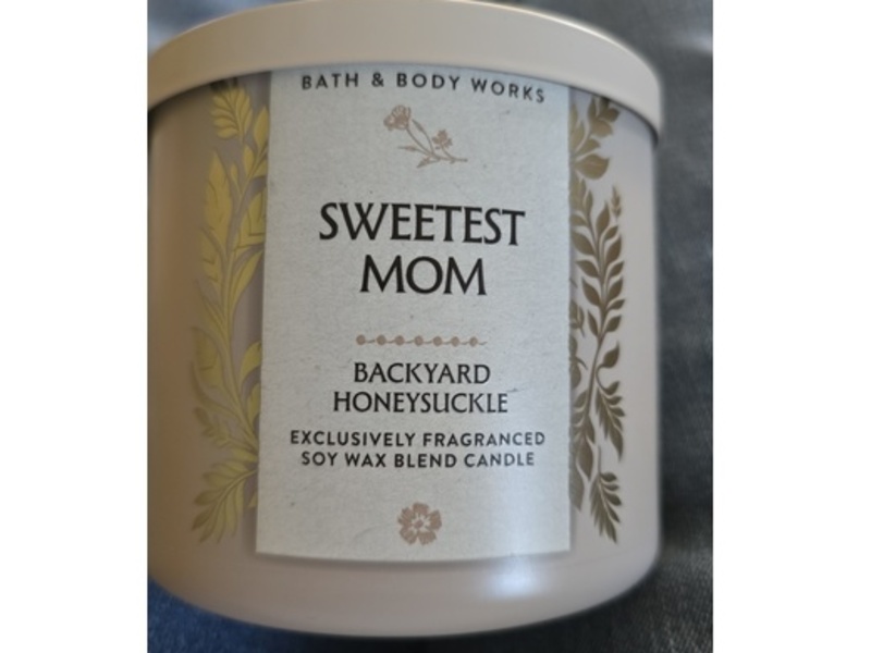 Bath & Body Works Sweetest Mom Soy Wax Blend Candle, Backyard Honeysuckle, 14.5 oz/411 g