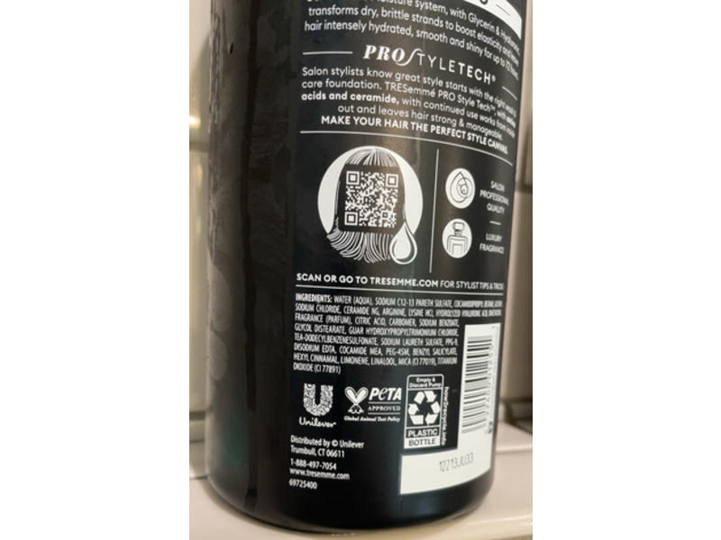 TRESemme Ultimate Moisture Shampoo, Glycerin & Hyaluronic, 39 fl oz/1.15 L